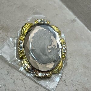 Cameo rhinestone gold tone scarf clip